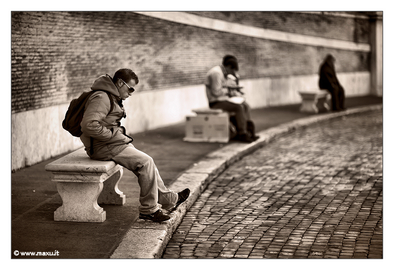 Seduto banalmente su una panchina di Piazza del Popolo in una giornata di dicembre