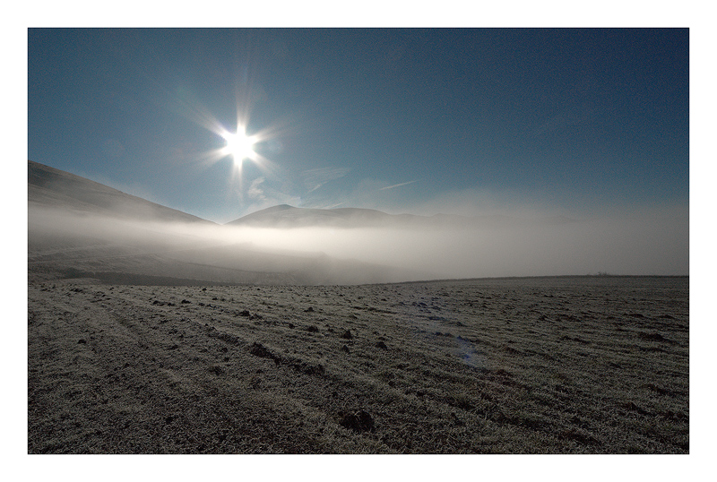 Sole terra e nebbia
