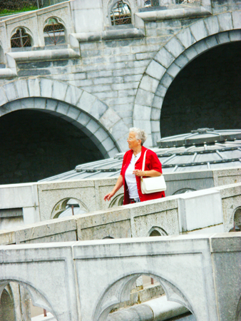 Lourdes: la signora in rosso.