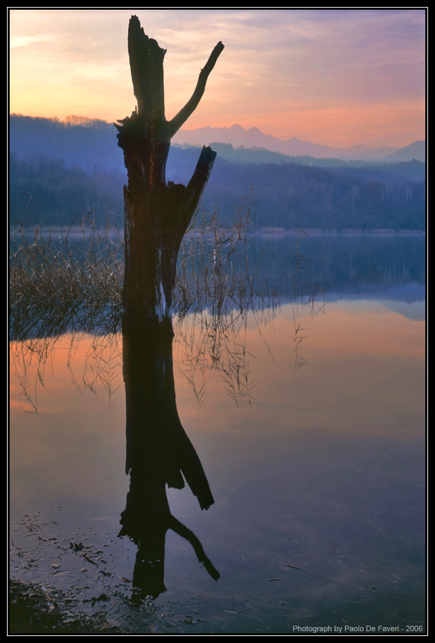 Avigliana, il lago piccolo all'imbrunire.