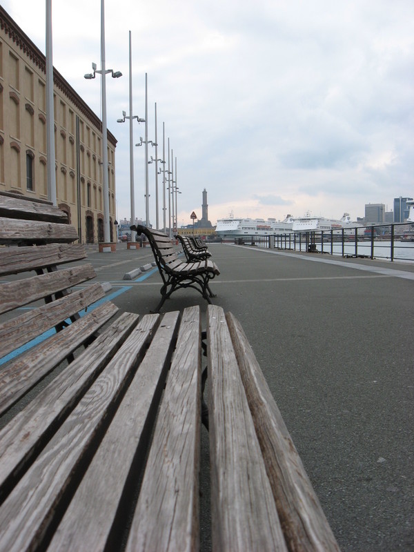 Le panchine del porto di Genova
