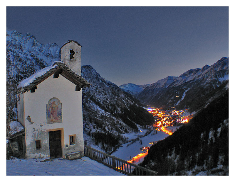 valle alpina in notturna