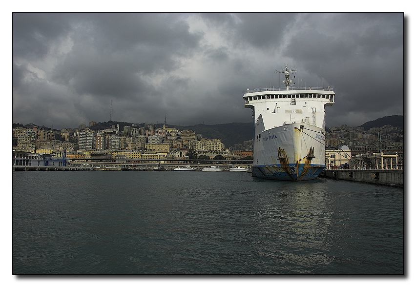 cielo minaccioso su Genova
