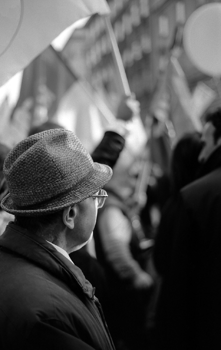 Uomo che guarda la manifestazione