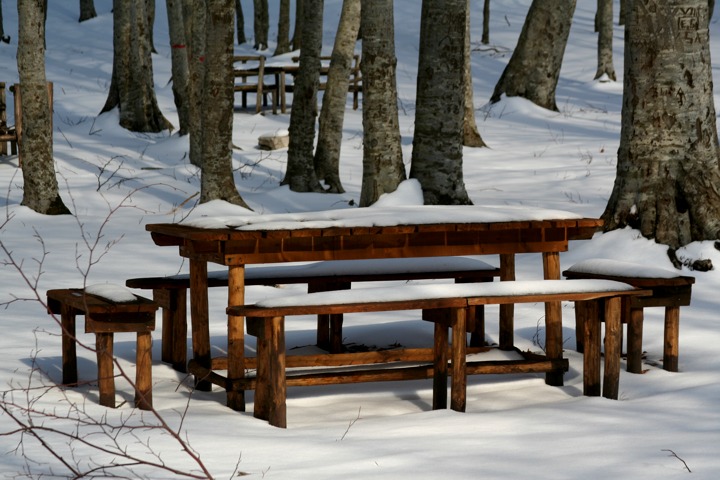 tavolo tra la neve