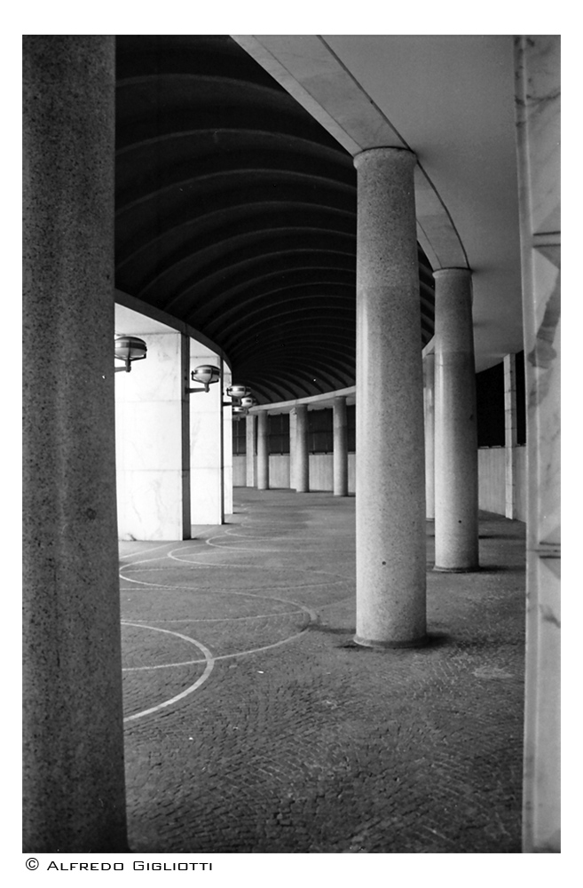 Sbirciando il portico...