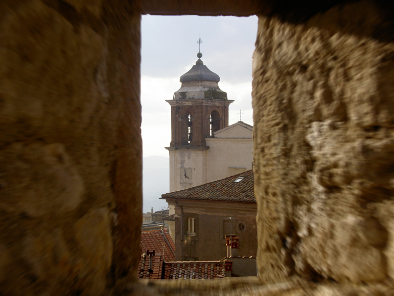 Spiando dalla rocca...