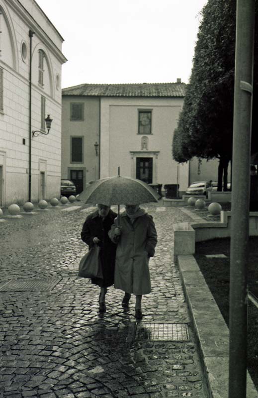 ..."e te che volevi lasciare l'ombrello a casa"...