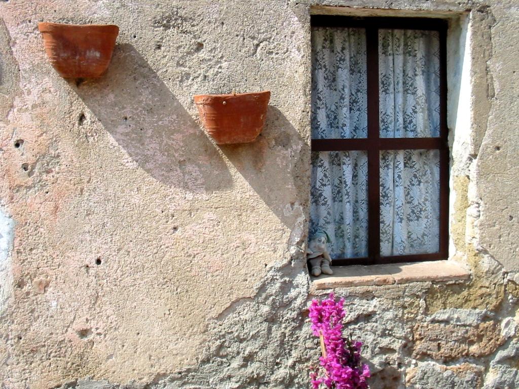 il nano si nasconde....ha paura