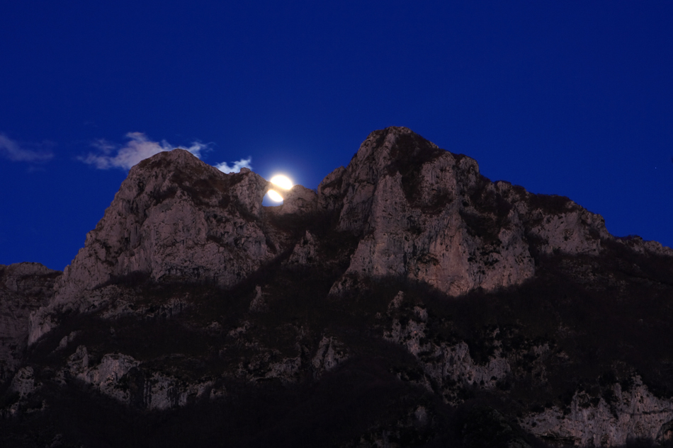Spunta la luna dal...buco!!!