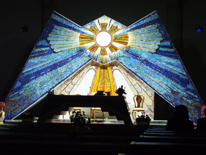 ...di fronte all'altare?...