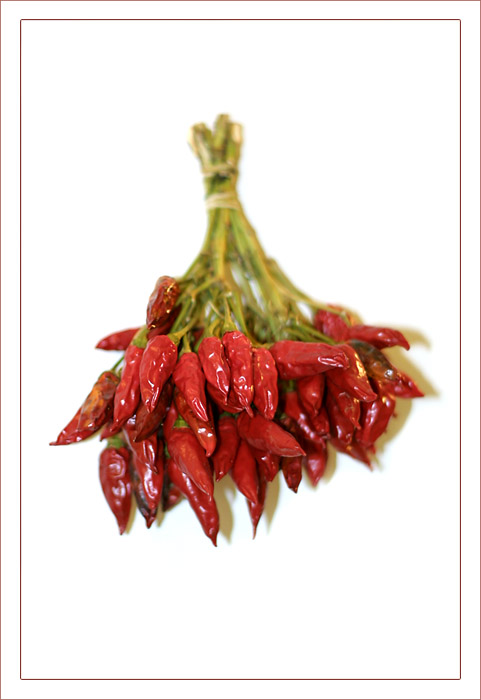 Peperoncini appesi al muro