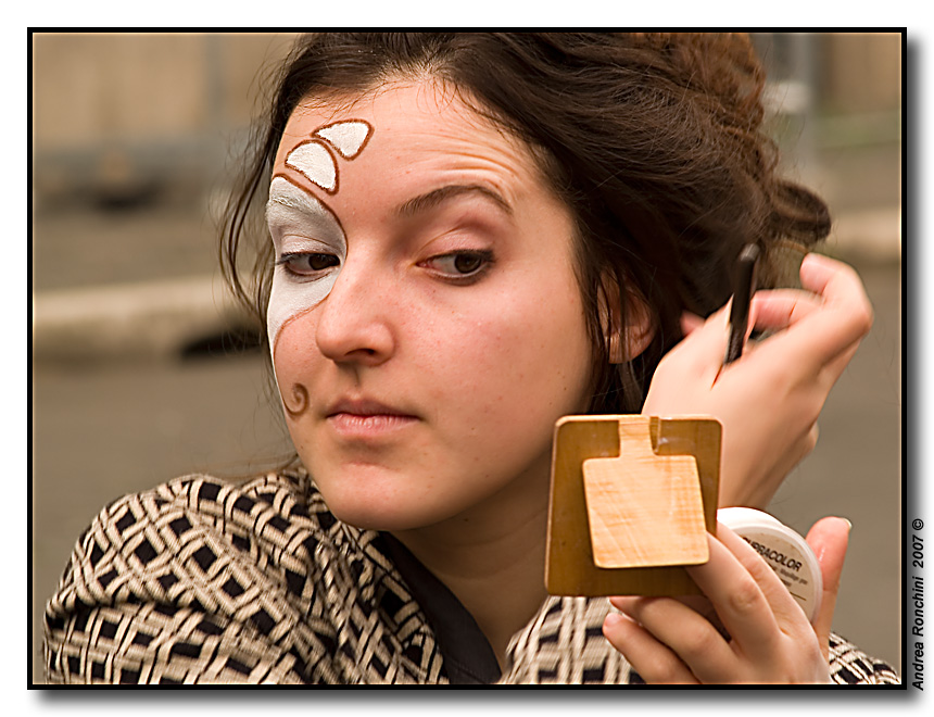 Il trucco prima dello spettacolo.