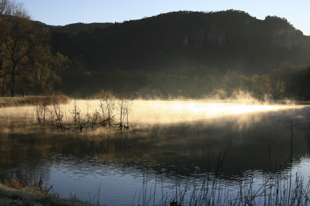 primi raggi sull'acqua
