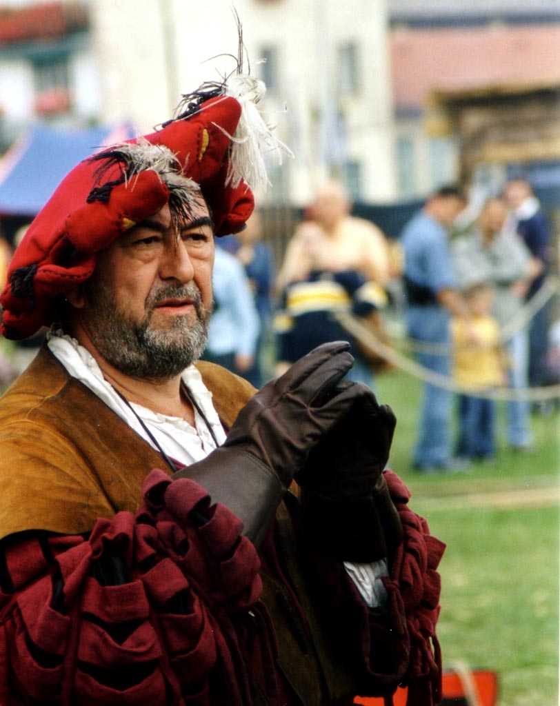 Il capo delle guardie illustra la vita di accampamento