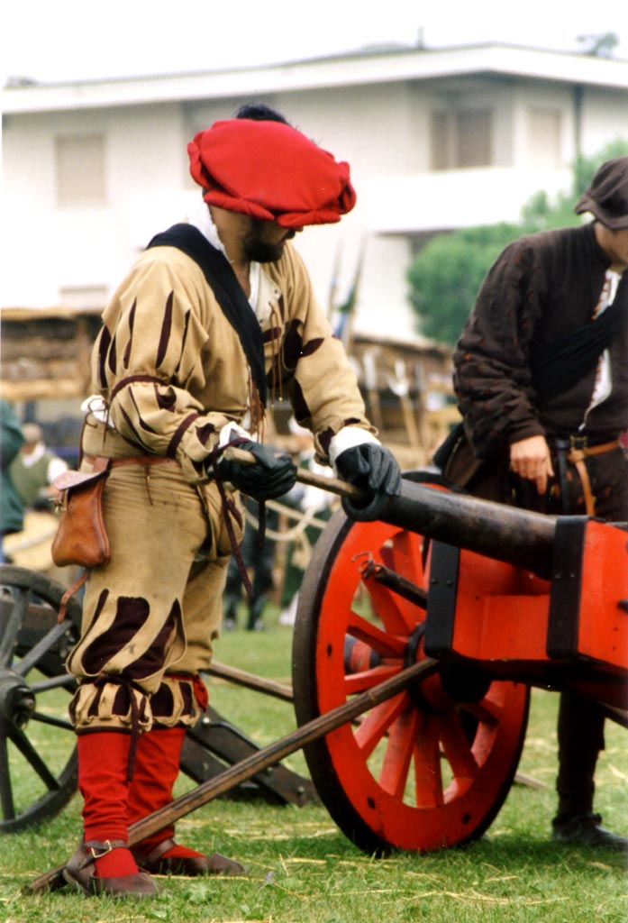 Una fase del caricamento del cannone