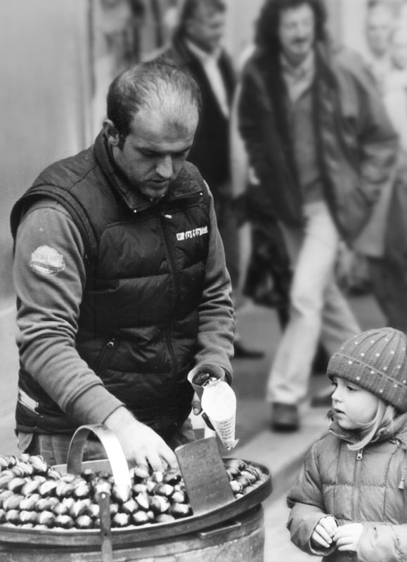 la bambina e le castagne