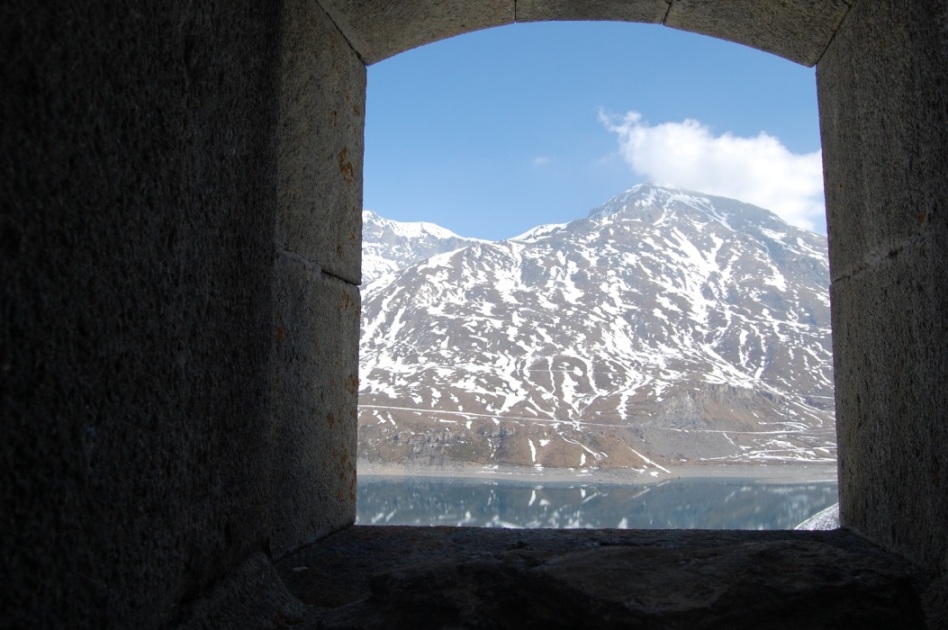 montagna vista da feritoia
