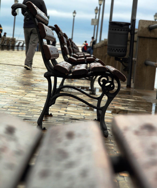 Punto di vista di un ombrello smarrito in una giornata di pioggia