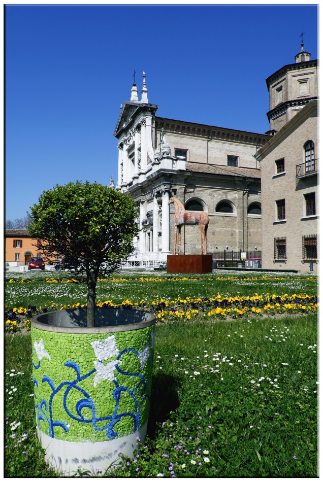 A Ravenna....mosaici anche sulle fioriere..........