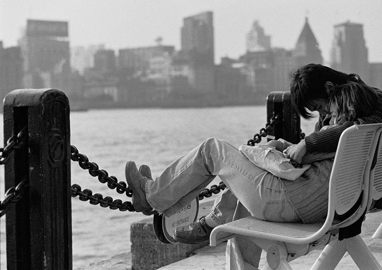 Domenica pomeriggio ai piedi della Pearl Tower, Shanghai 2006