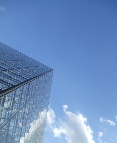 il louvre fa da specchio