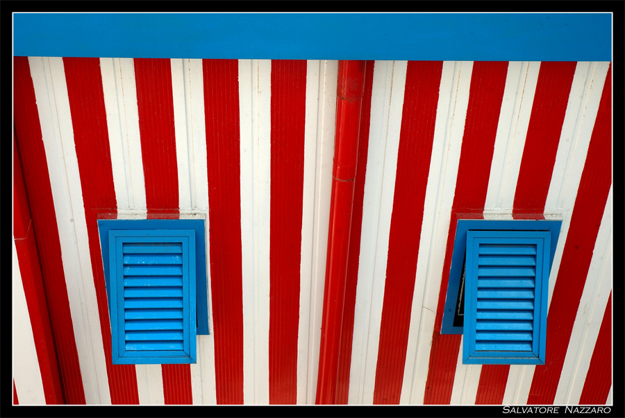 una cabina a strisce