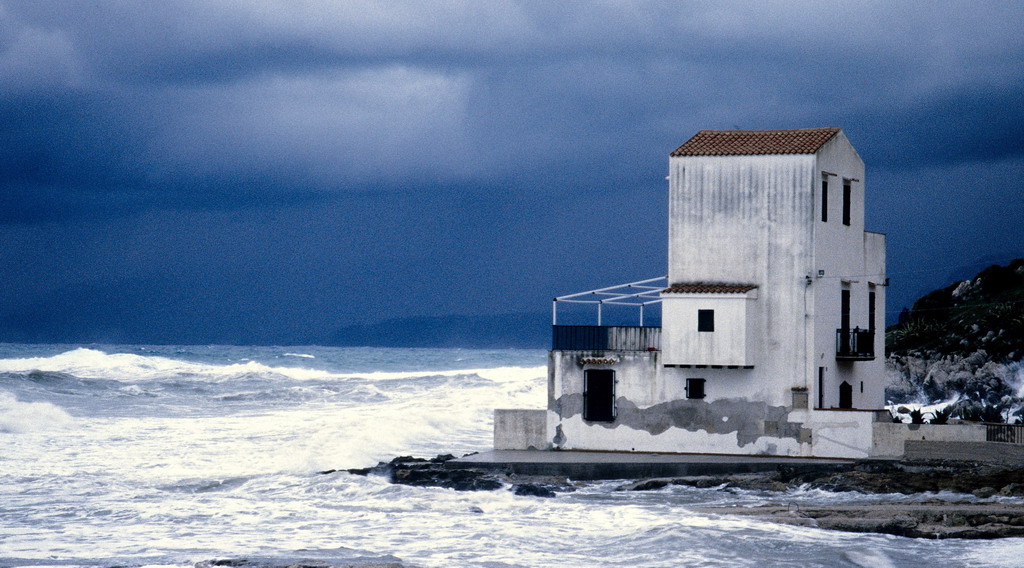 Casetta bianca sul mare