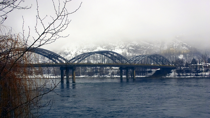 un ponte nella nebbia
