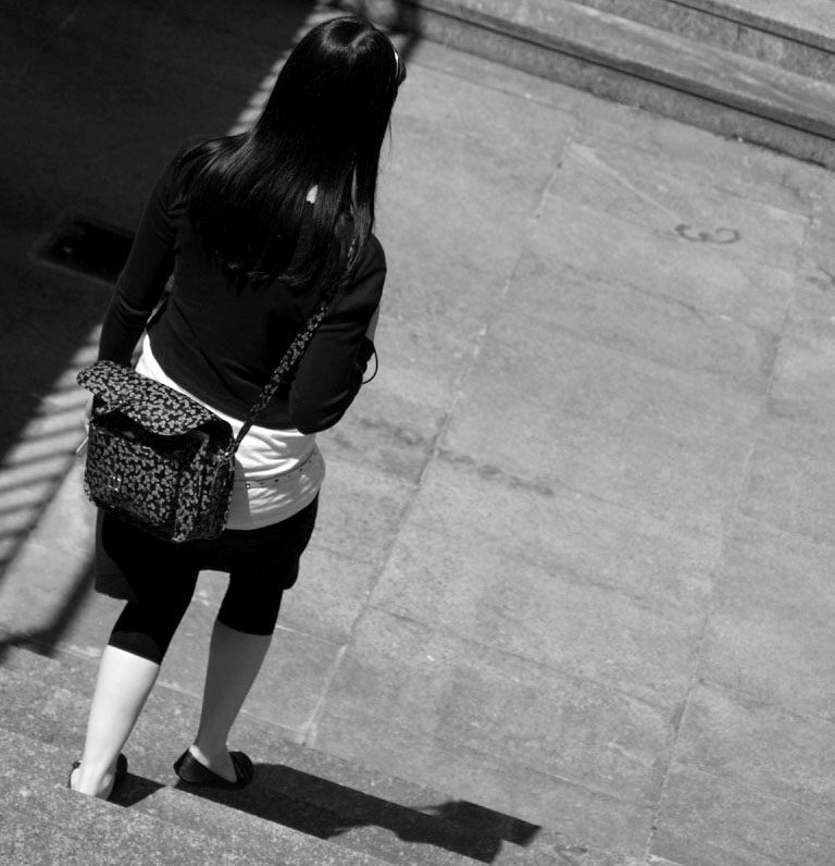 Piccola principessa scende le scale