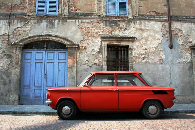 Vecchia auto in una strada deserta.