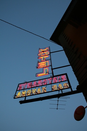 Hotel, insegna.