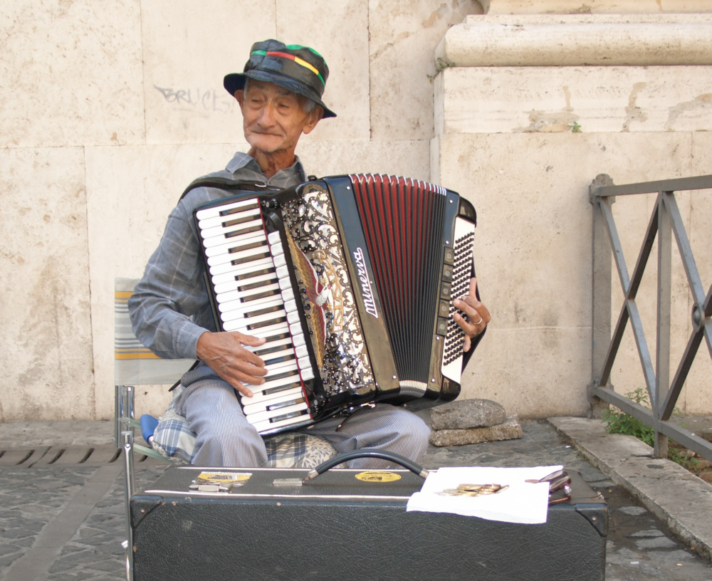 busker con fisarmonica