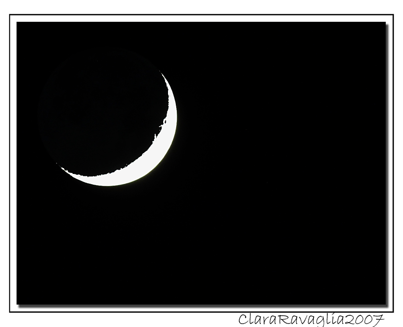 E' una notte in Italia che vedi..... questo taglio di luna......