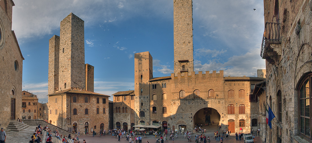 Piazza di San Gimignano (SI) al tramonto