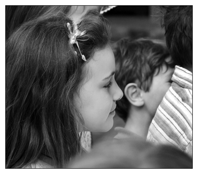 ::: TRA LA FOLLA :::