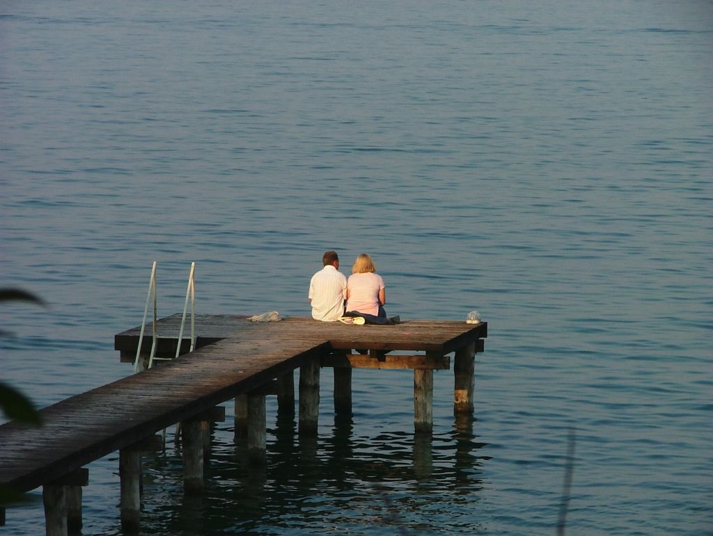 Coppia al tramonto sul lago di garda