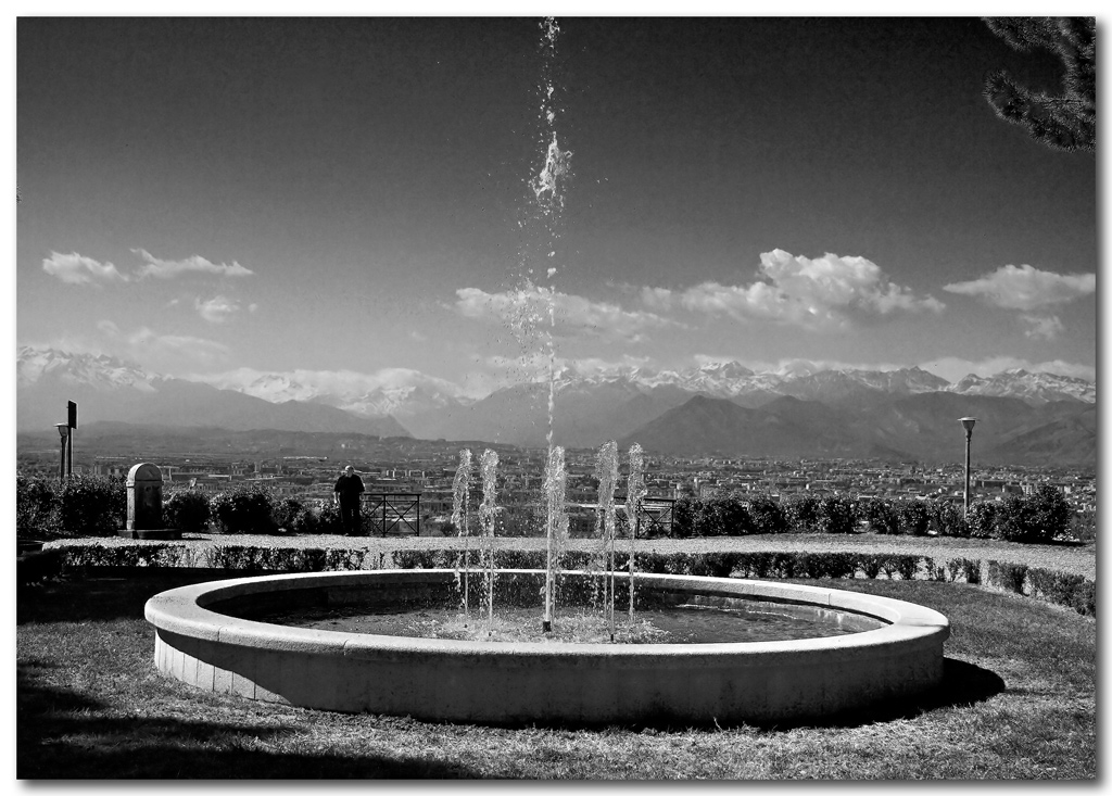 .... e dietro... la citt�.