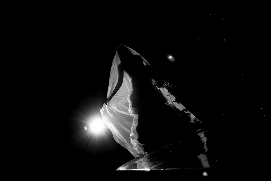 bianco il velo, nera la sposa