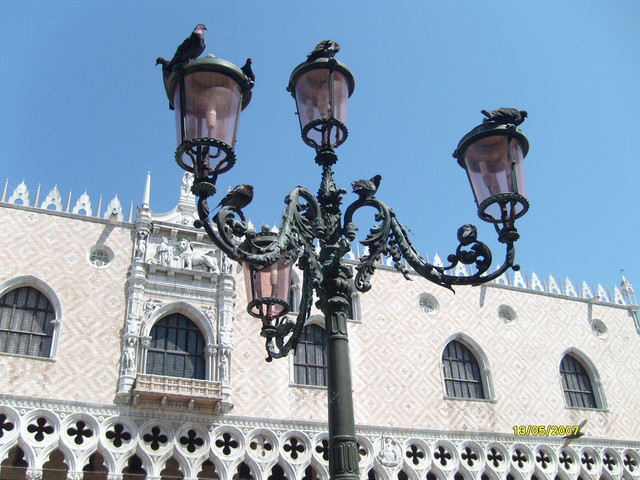 sui lampioni ..di VENEZIA..