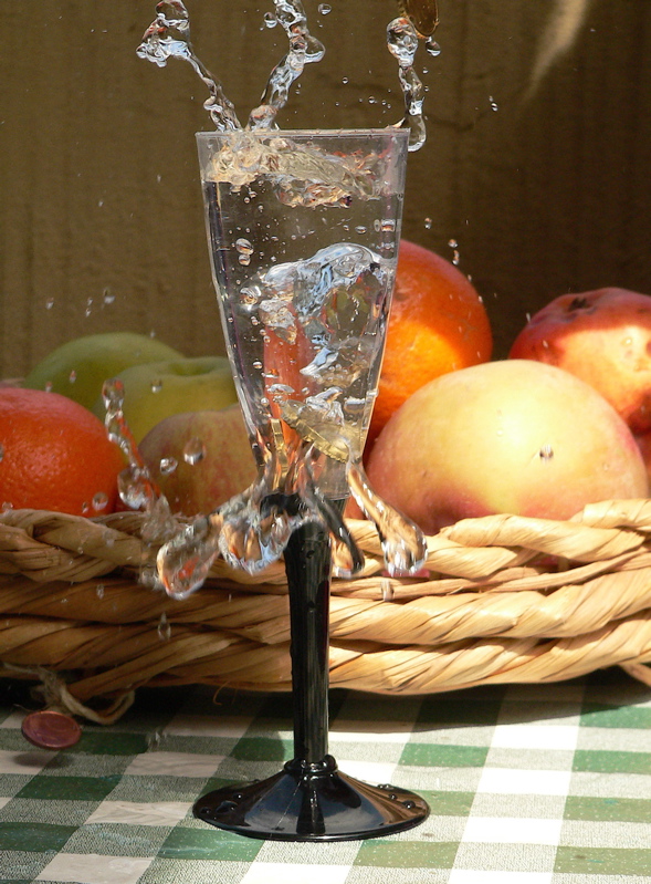 Bicchiere e monete nell'acqua