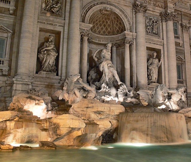 Fontana di Trevi di notte