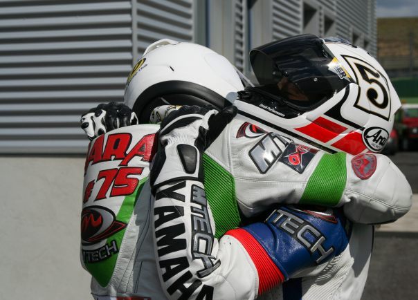 Abbraccio tra rivali