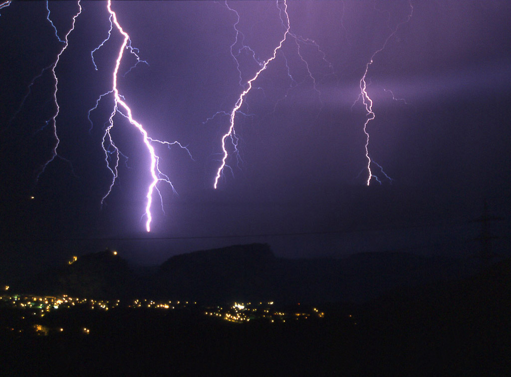 Uno squarcio brucia il cielo...