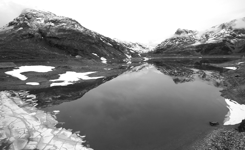 lago con piccoli iceberg