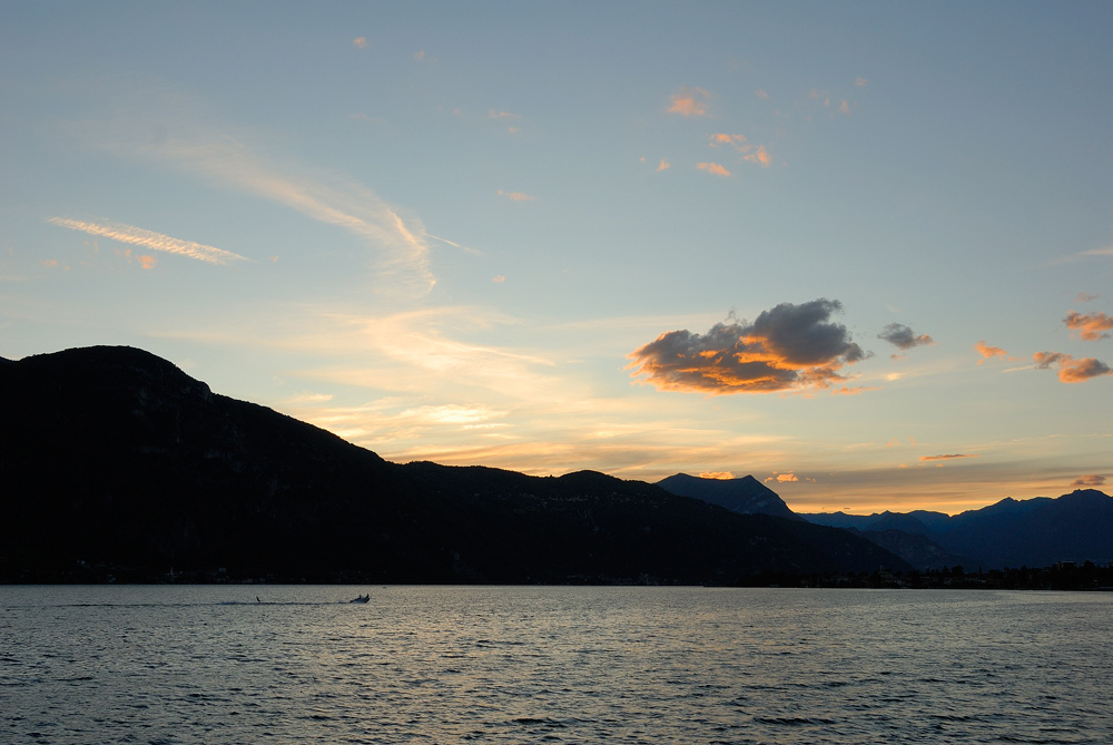 Tramonto sul lago