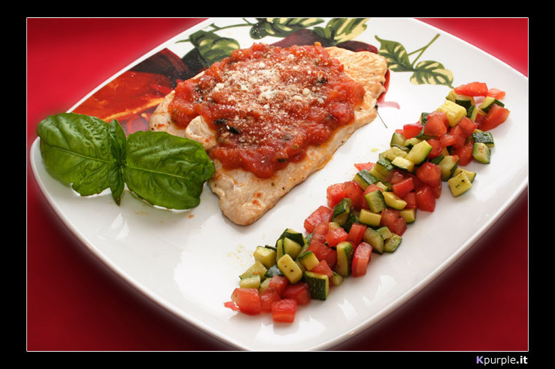 Petto di pollo alla pizzaiola con verdurine confit