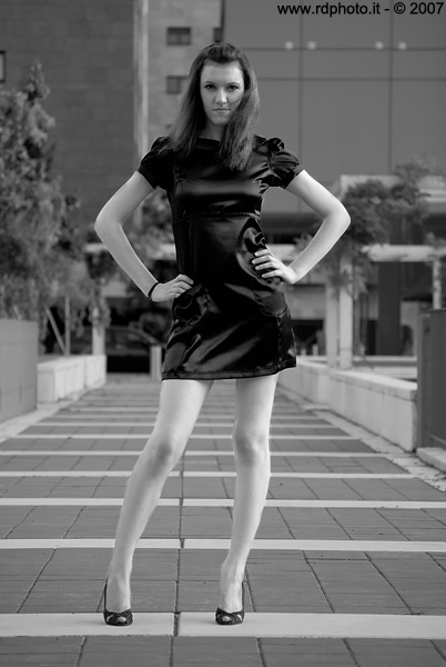 ..:: black dress, white legs ::..