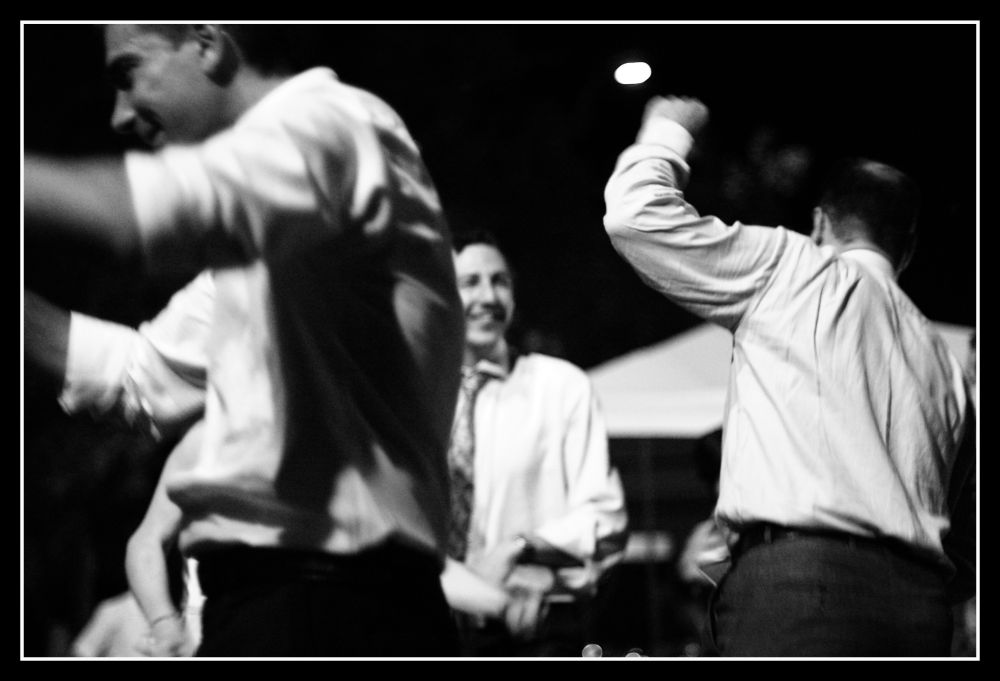 gli invitati ballano