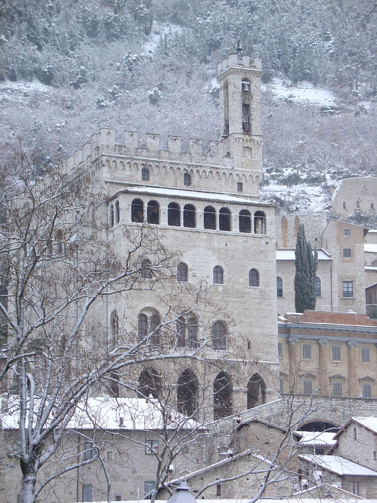 Palazzo dei Consoli sotto la prima neve di gennaio